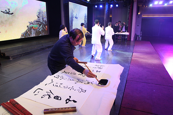 迎宾书画院书法家现场挥毫.jpg